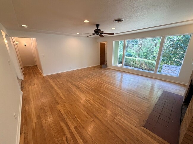 Building Photo - 9938 SW Terwilliger Blvd