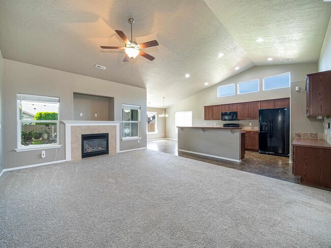 Building Photo - Luxury Kennewick Home for Lease – Elegant ...
