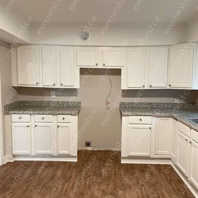 Building Photo - 558 N Park Dr