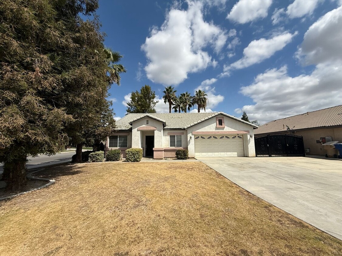 Foto principal - Spacious 4-Bedroom Home in Southwest Bakersfield