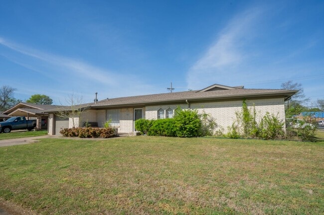 Building Photo - Large, upgraded duplex coming soon!