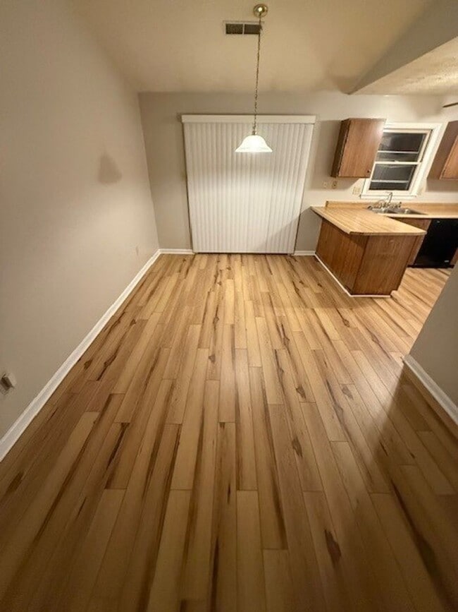 Building Photo - Lovely 3 BR House in South Lexington! New Paint & Flooring! Fenced Backyard, Off-Street Parking