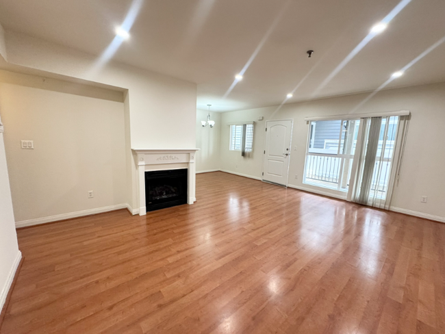 Building Photo - 843 Hayworth Ave