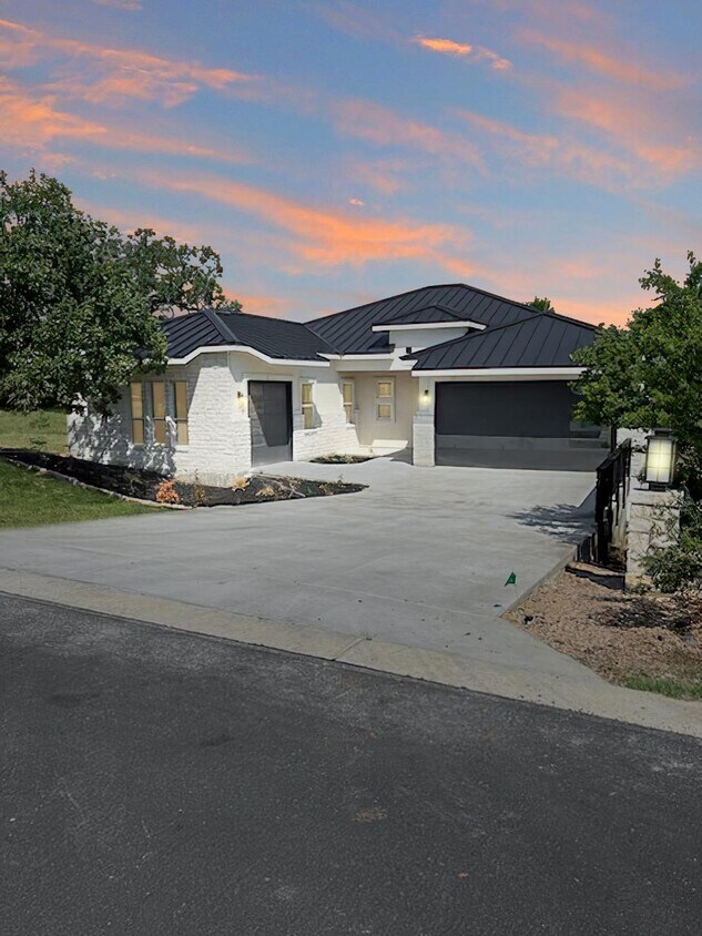 Building Photo - 104 Desert Rose