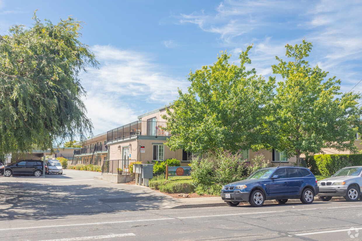 Building Photo - Marymount Place