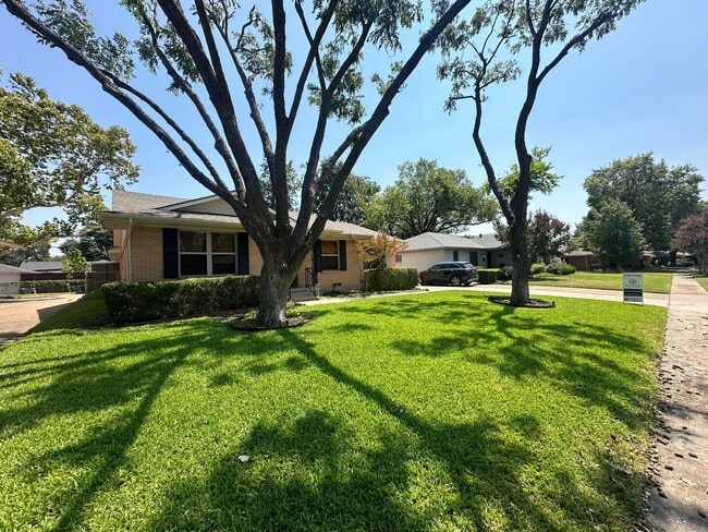 Foto del edificio - Charming updated 3-Bedroom in Prime Lake Highlands Location!