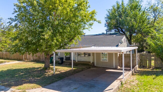 Building Photo - Spacious 4-Bedroom Home with Easy Access t...