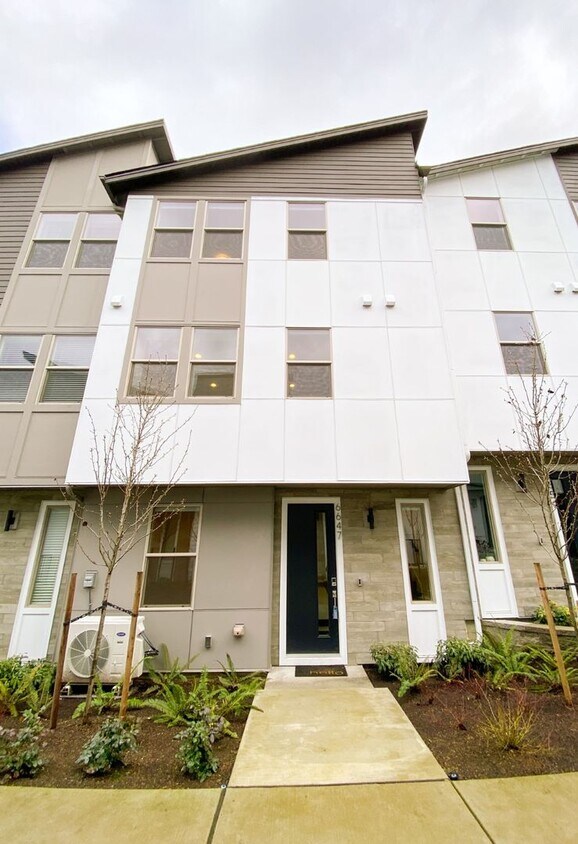 Primary Photo - 4bd/3ba Newcastle House