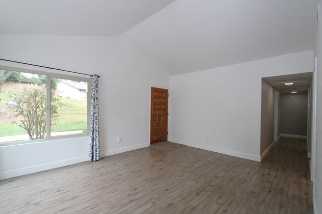 Building Photo - Single-Story 3-Bedroom Condo in Redlands!