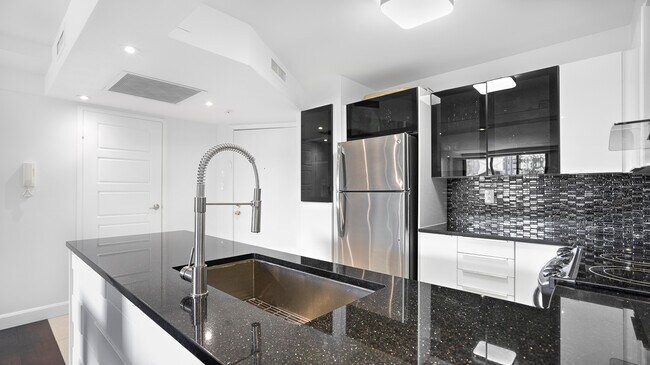 Building Photo - 1360 Saint-Jacques