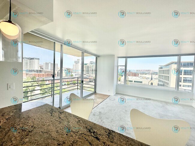 Foto del edificio - Exquisite 1-bedroom, 2-bathroom condo Overlooking the beautiful Truckee River with covered parking!