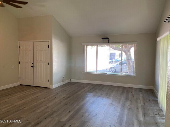 Foto del edificio - 1519 E Weathervane Ln