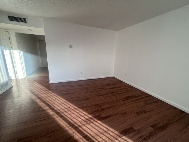 Foto del edificio - 10805 Towner Ave NE
