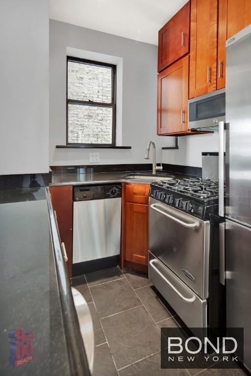 Building Photo - 252 Mott St