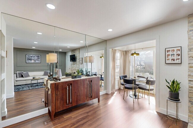 Foto del edificio - 5757 Martel Ave