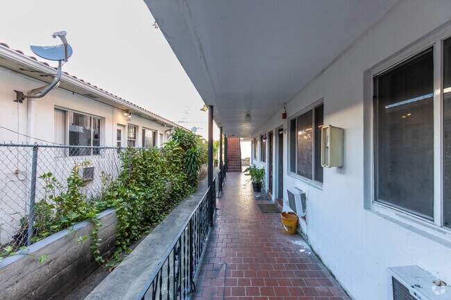 745 Jefferson Ave Hall Primer piso - 745 Jefferson Ave