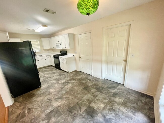 Foto del edificio - 311 Longleaf Dr