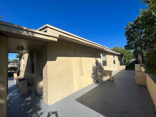 Foto del edificio - 4/2 Home for rent, all tile floors, central ac.