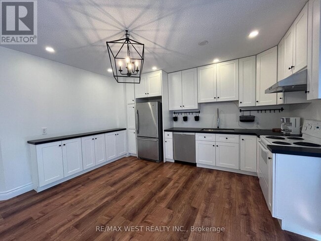 Building Photo - 203 Main St