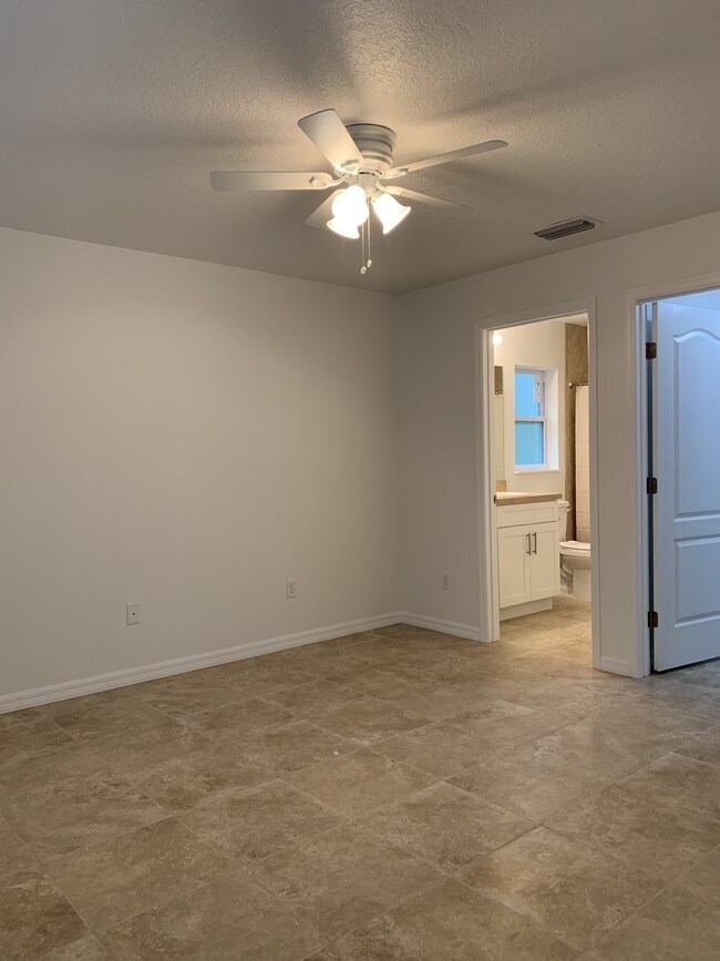 Foto del edificio - BRAND NEW 1/2 DUPLEX! 3/2 for $1200/month.
