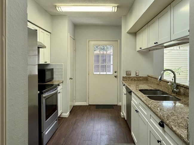 Building Photo - 1922 Augusta Dr