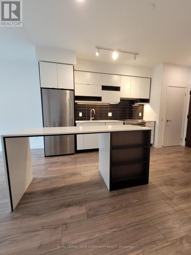 Photo du bâtiment - 4065-4065 Confederation Pkwy