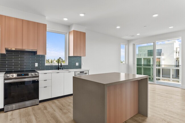 Foto del edificio - 5813 Lexington Ave. Los Angeles, CA 90038