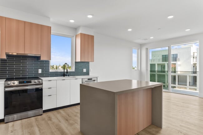 Building Photo - 5813 Lexington Ave. Los Angeles, CA 90038