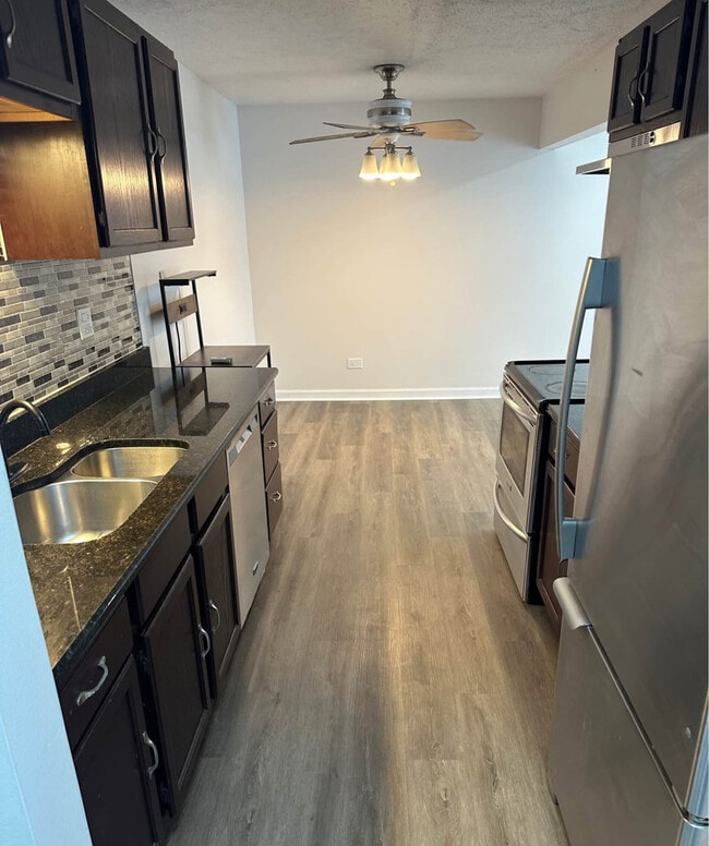 Foto del edificio - 880 E Old Willow Rd