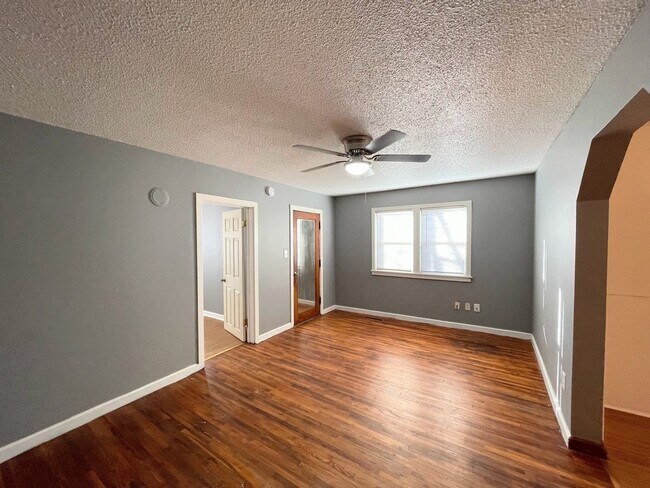 Foto del edificio - 2 Bed 1 Bath with 2-Car Detached Garage