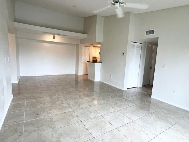 Foto del edificio - 900 Crestwood Ct S