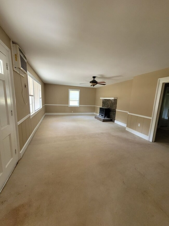 Building Photo - Madison Co. –3Bedroom, 1 Bathroom- Comer, GA – QUIET NEIGHBORHOOD – HOME SITS ON BEAUTIFUL CORNER...