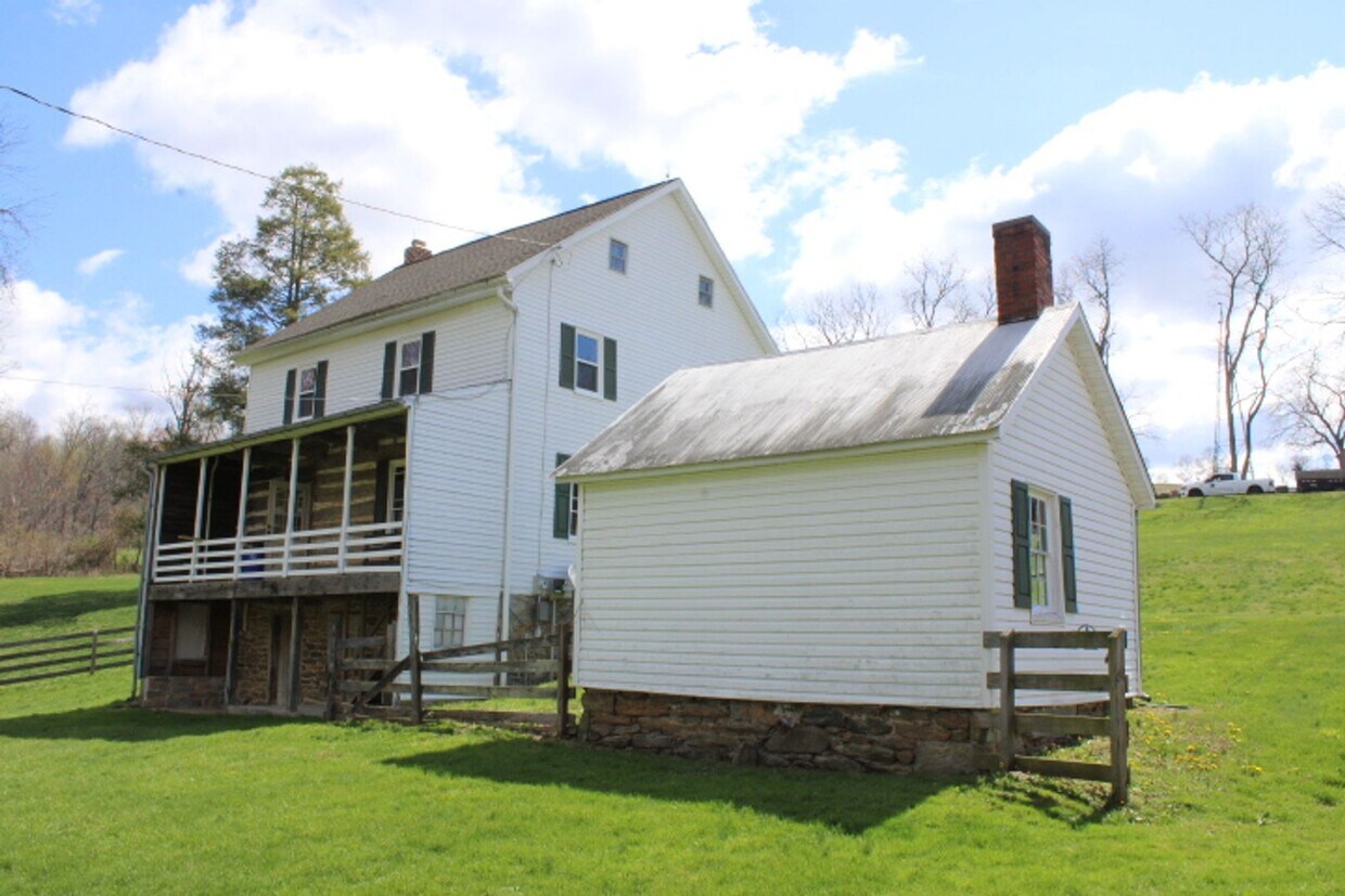 Foto del edificio - Single Family Farm House