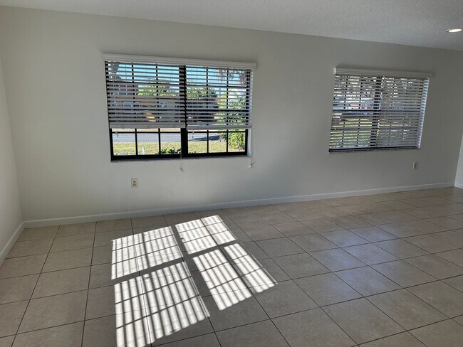 Foto del edificio - 706 Les St TP