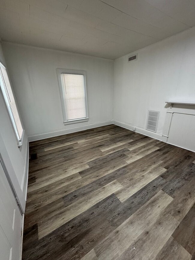 Building Photo - Spacious 2 bedroom, 1 bathroom house is Madisonville, KY