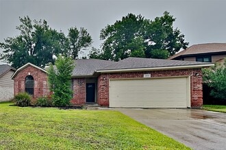 Building Photo - 2015 Creston Dr