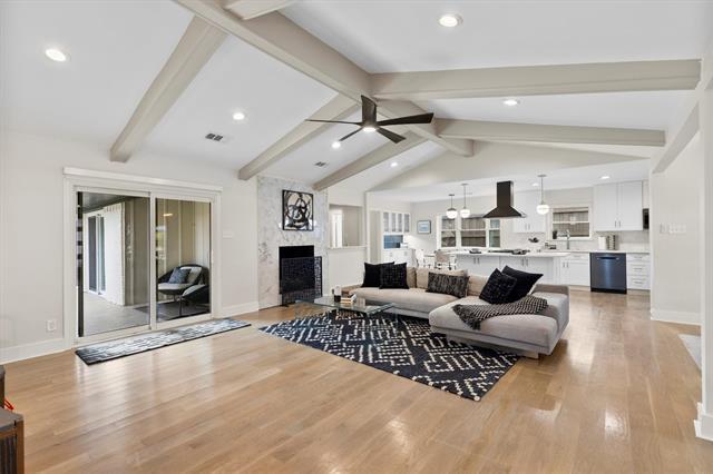 Foto del edificio - 6330 E Lovers Ln