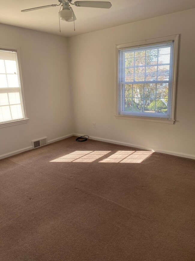 Building Photo - Downtown Birmingham Two Bedroom Unit