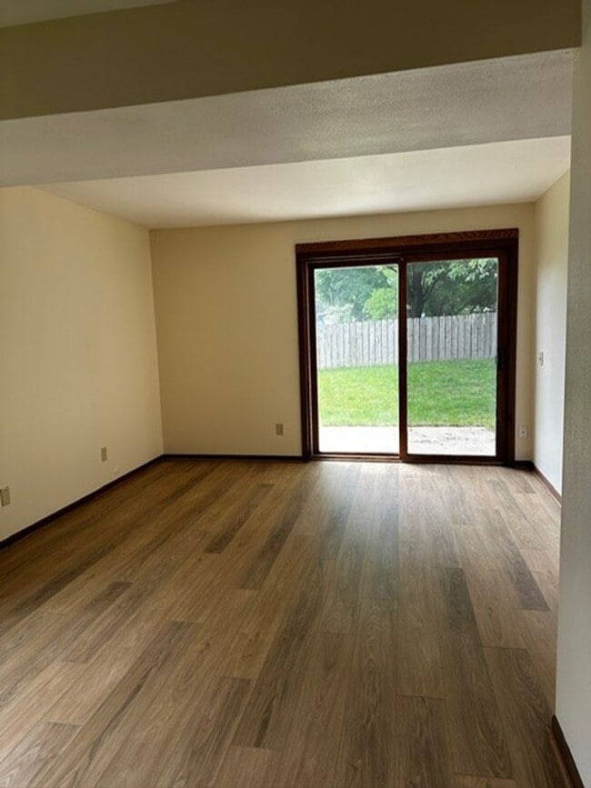 Building Photo - 3 bed/2 bath West Side Townhome