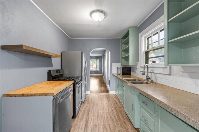 Building Photo - 3 bed 1 bath by ku med