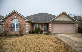Building Photo - 402 NE Shasta Ct