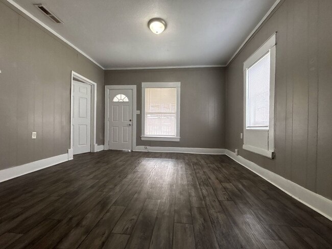 Building Photo - Affordable Elegance: 2-Bed, 1-Bath with Outdoor Oasis