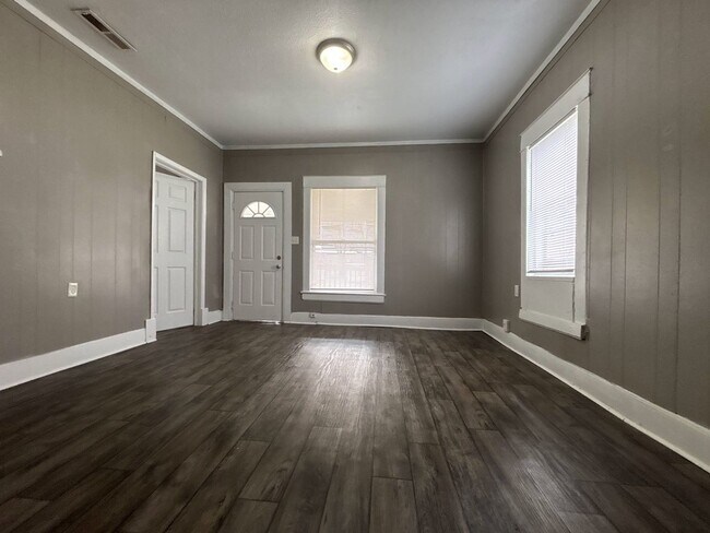 Foto del edificio - Affordable Elegance: 2-Bed, 1-Bath with Outdoor Oasis