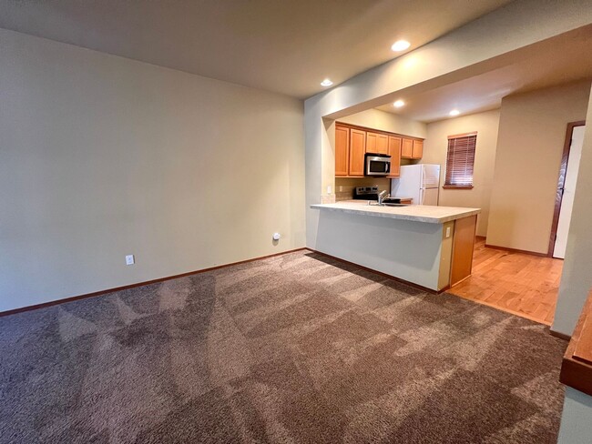 Building Photo - Spacious 2 Bed 2.5 Bath Townhome with Atta...