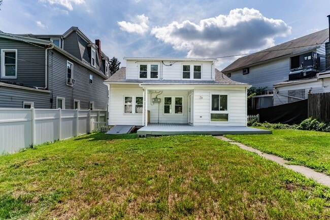 Building Photo - 20 Laurel St