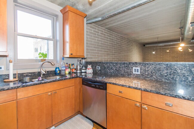 Foto del edificio - 3754 N Wilton Ave