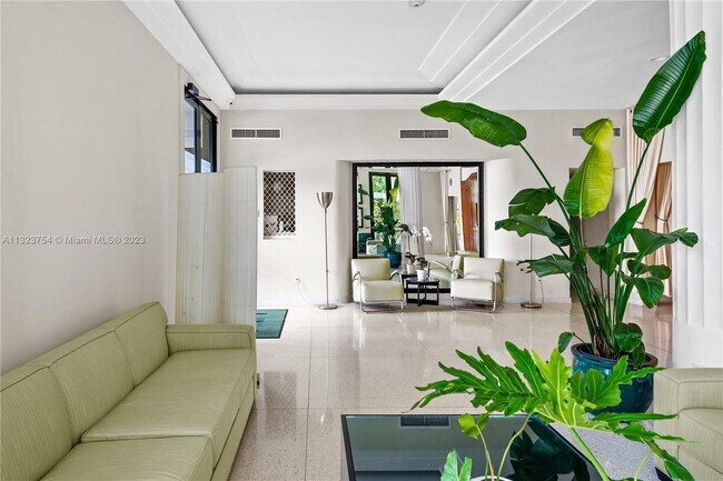 Foto del edificio - 2421 Lake Pancoast Dr