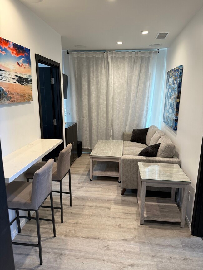 Sala de estar, la mesa de centro tiene ruedas para moverla fácilmente. - 3426 Gurnard Ave