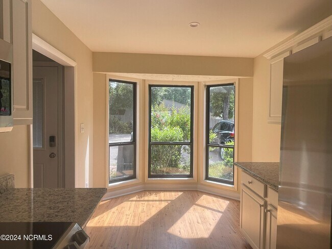 Building Photo - 120 Mallard Cove
