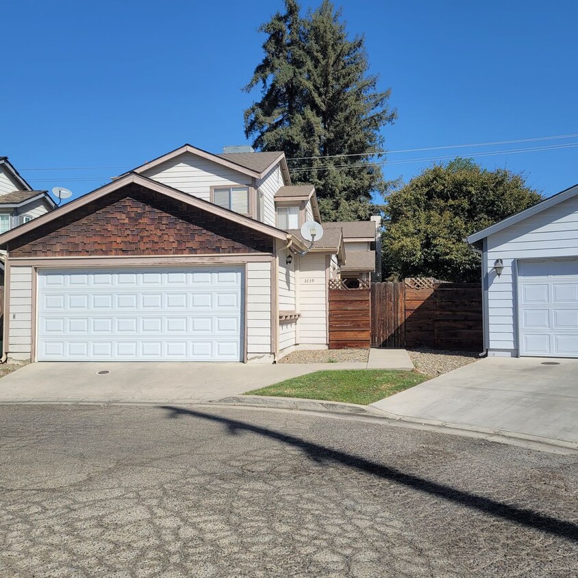Primary Photo - 3 bedroom 2.5 bath with private yard